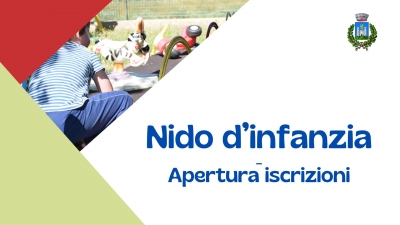 bambino di spalle che giova, logo comune di gavorrano, scritta Nido d'infanzia apertura iscrizioni