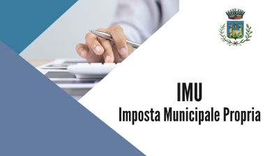 mano su calcolatrice, logo comune di gavorrano, scritta IMU imposta municipale propria