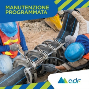 operrai al lavoro su conduttura d'acqua