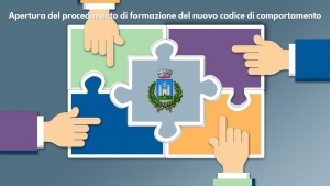 quattro mani che compongono un puzzle