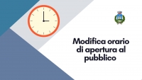 triangolo blu alto sx, triangolo celeste basso sx, immagine di un orologio, logo comune gavorrano, scritta modifica orario apertura al pubblico in nero su sfondo bianco