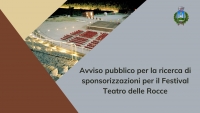 immagine del teatro delle rocce illuminato, scritta "avviso ricerca sponsorizzazioni per festival teatro delle rocce", stemma comune di gavorrano