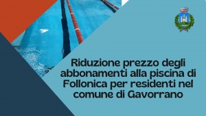 triangolo rosso, triangolo blu, immagine di una corsia di piscina, logo del comune di gavorrano, scritta "Riduzione prezzo degli abbonamenti alla piscina di Follonica per residenti nel comune di Gavorrano" su sfondo celeste