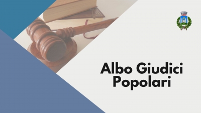foto martello da giudice, scritta albo giudici popolari, stemma comune di gavorrano
