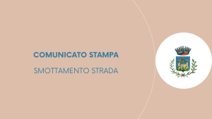 sfondo rosa antico, logo comune di gavorrano, scritta Comunicato stampa smottamento strada