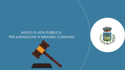 sfondo celeste, martello da asta, titoilo avviso asta pubblica alienazione immobili comunali, logo comune di gavorrano
